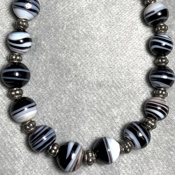 Handcrafted Striped Agate Bracelet in Black, White and Brown Unisex - Picture 4 of 8